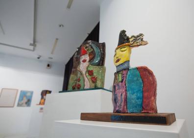 Imagen secundaria 1 - Los artistas, con las creaciones. 