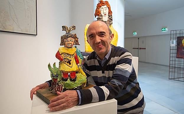 Imagen principal - Los artistas, con las creaciones. 