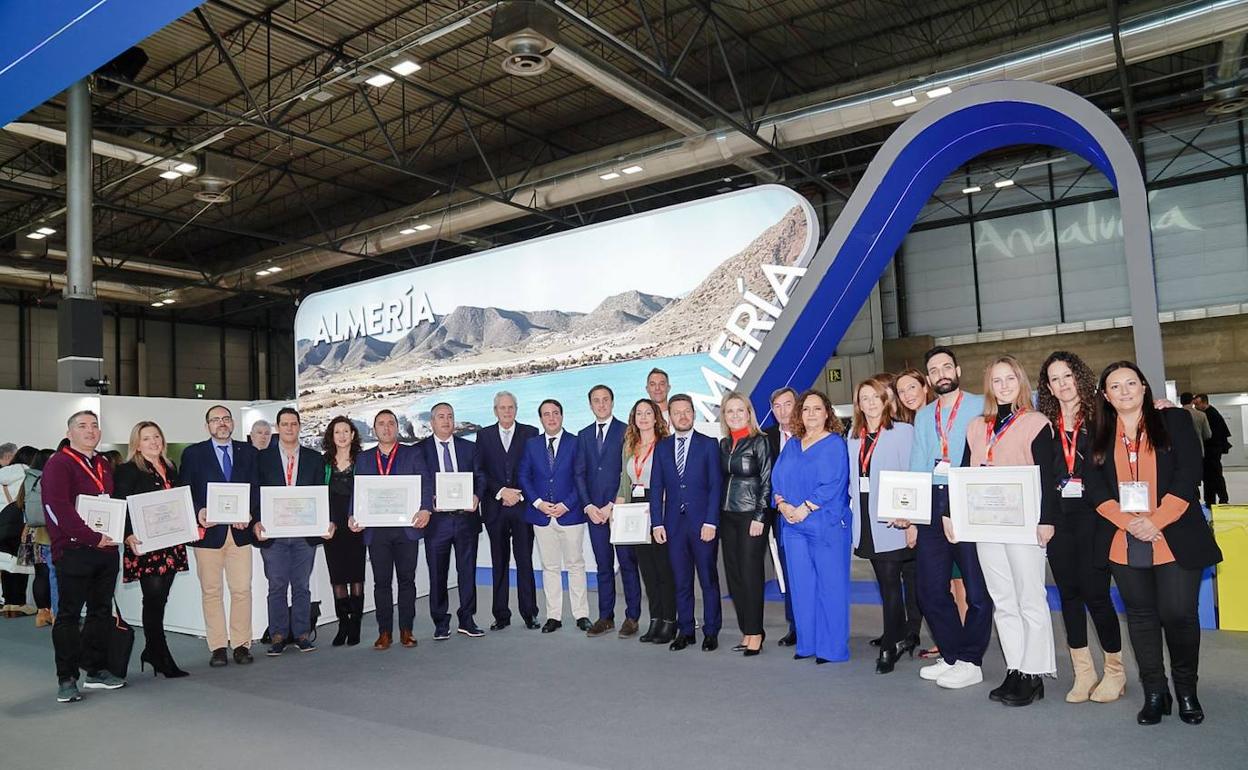 Autoridades y premiados con sus 'Soles de Oro' en el stand de Almería enFitur 