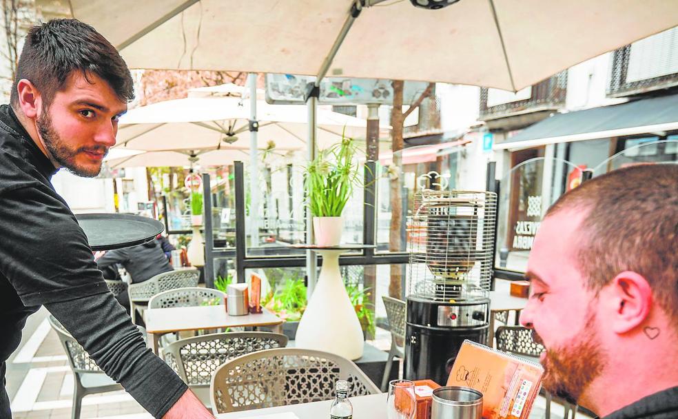 Samuel recoge la propina de un joven francés. «Soy cocinero y se lo importante que es», explica el cliente.