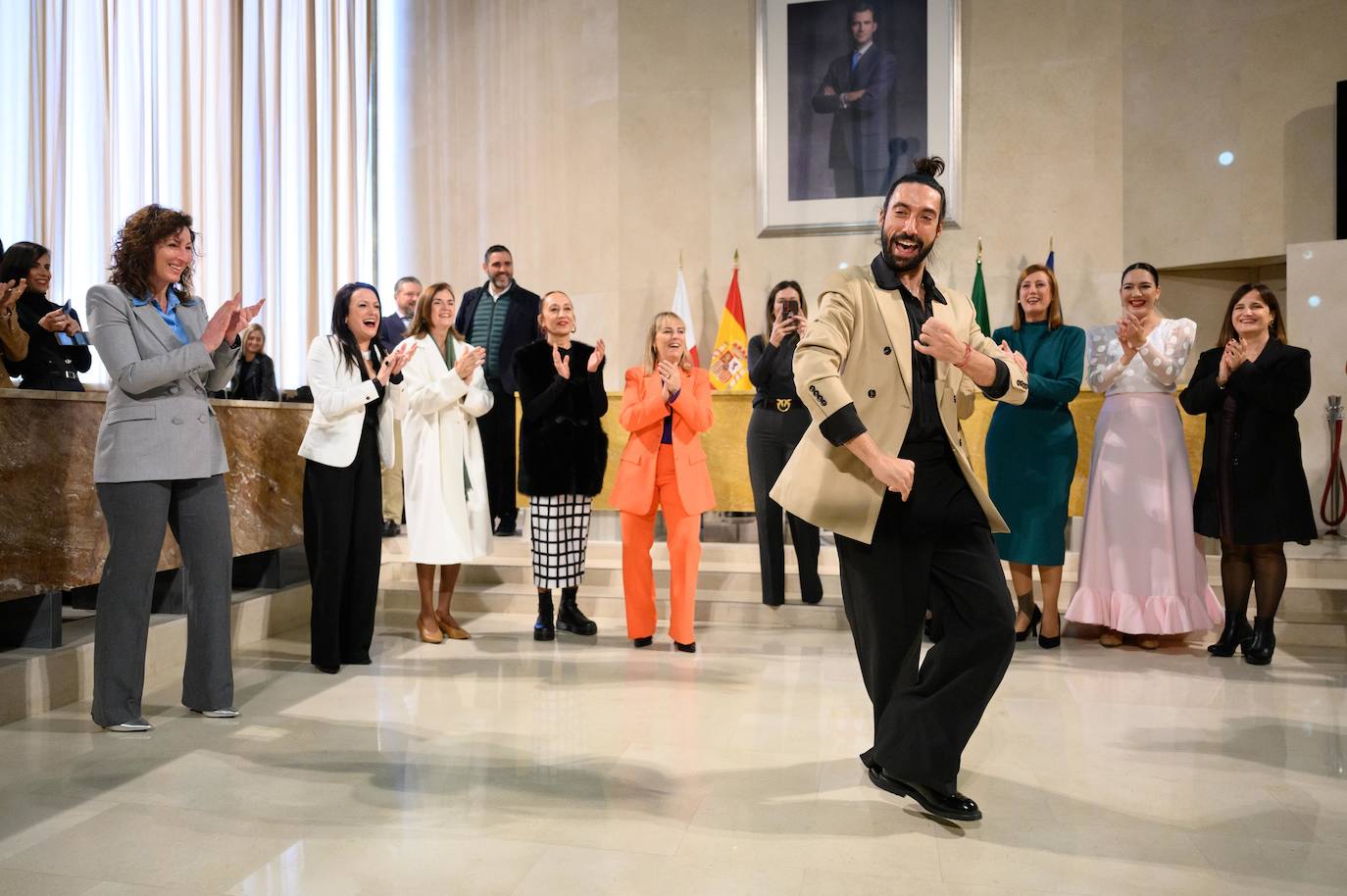 El bailaor gaditano, en el Salón de Plenos del Ayuntamiento de Almería, donde recibió el premio. 