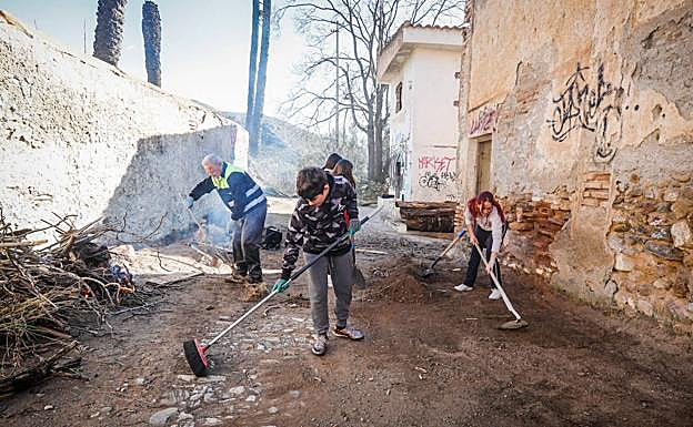 Miguel Ángel, Sonia, Lucia y Fabi, limpiando el centro del poblado abandonado. R. L. P. 