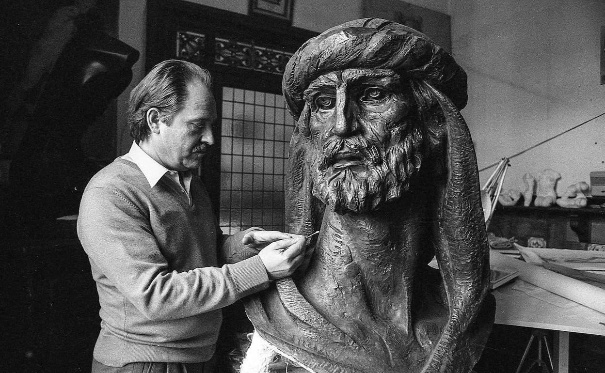 Miguel Moreno trabajando sobre Abderramán a principios de los ochenta. 