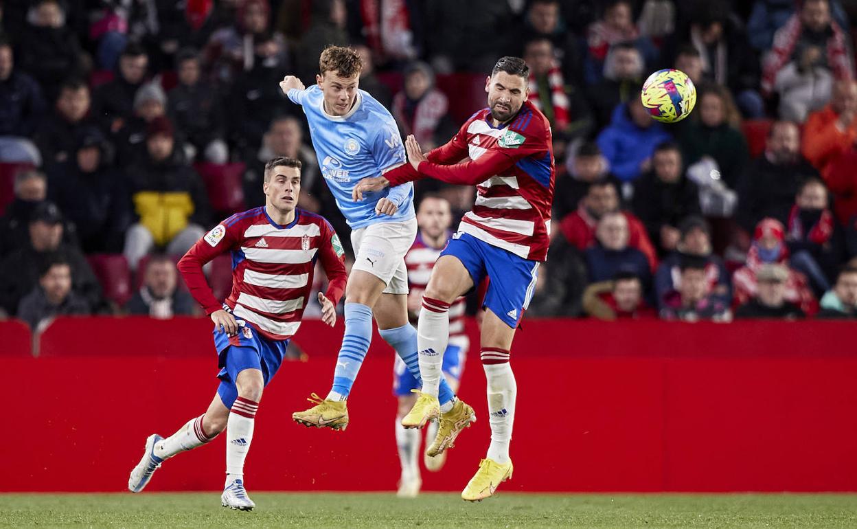 Antonio Puertas pierde un balón dividido durante el partido. 
