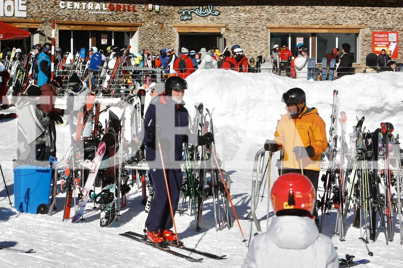 El Rey Felipe VI se encuentra este fin de semana de visita privada en Sierra Nevada con un grupo de amigos. Llegó el sábado y disfrutó de las instalaciones sin llamar apenas la atención