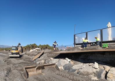 Imagen secundaria 1 - Retiran parte de la senda litoral hasta que Playa Granada esté nivelada