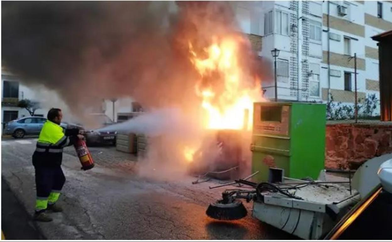 Operario trabaja en la extinción de un contenedor en Mengíbar. 