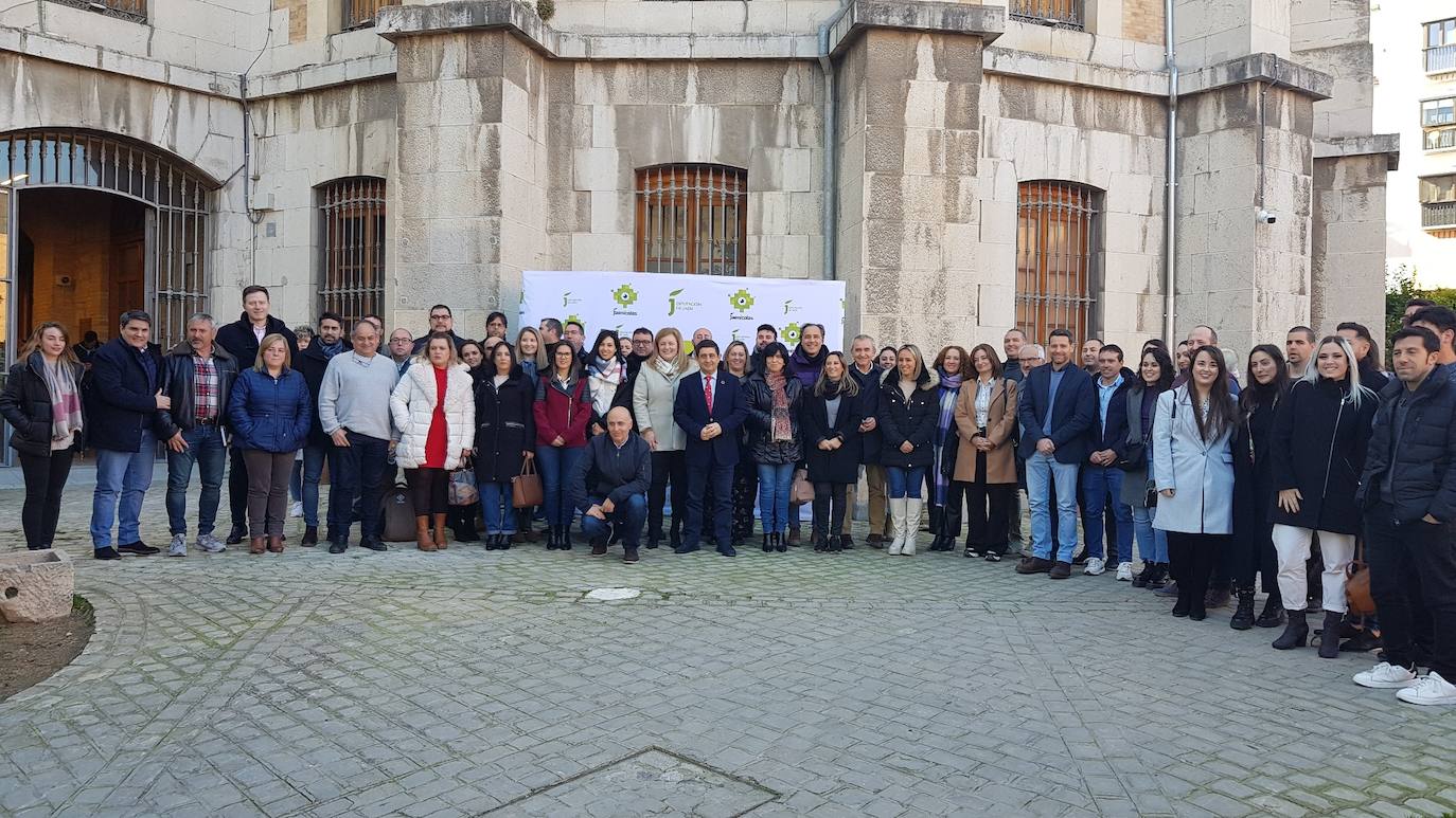 Foto de familia de los participantes en la presentación, entre ellos artistas y alcaldes, en el Palacio Provincial de Diputación. 