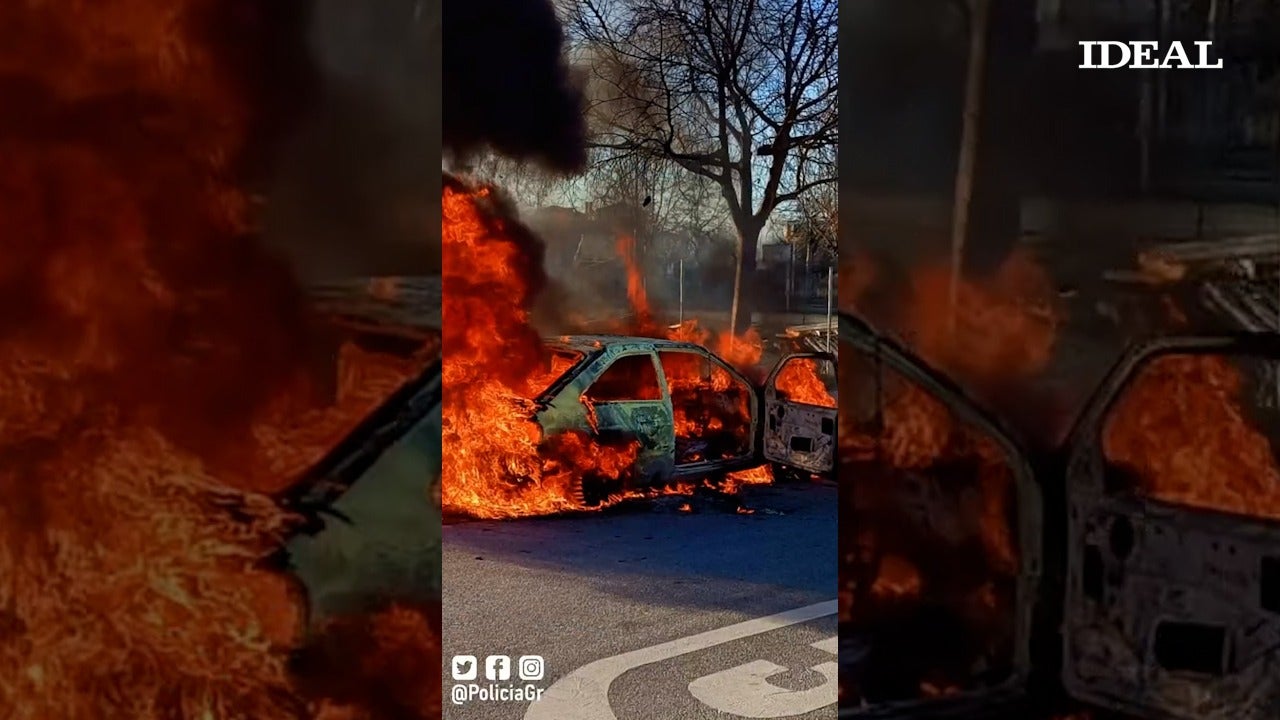 Un vehículo arde en la calle Secaderos de Granada.