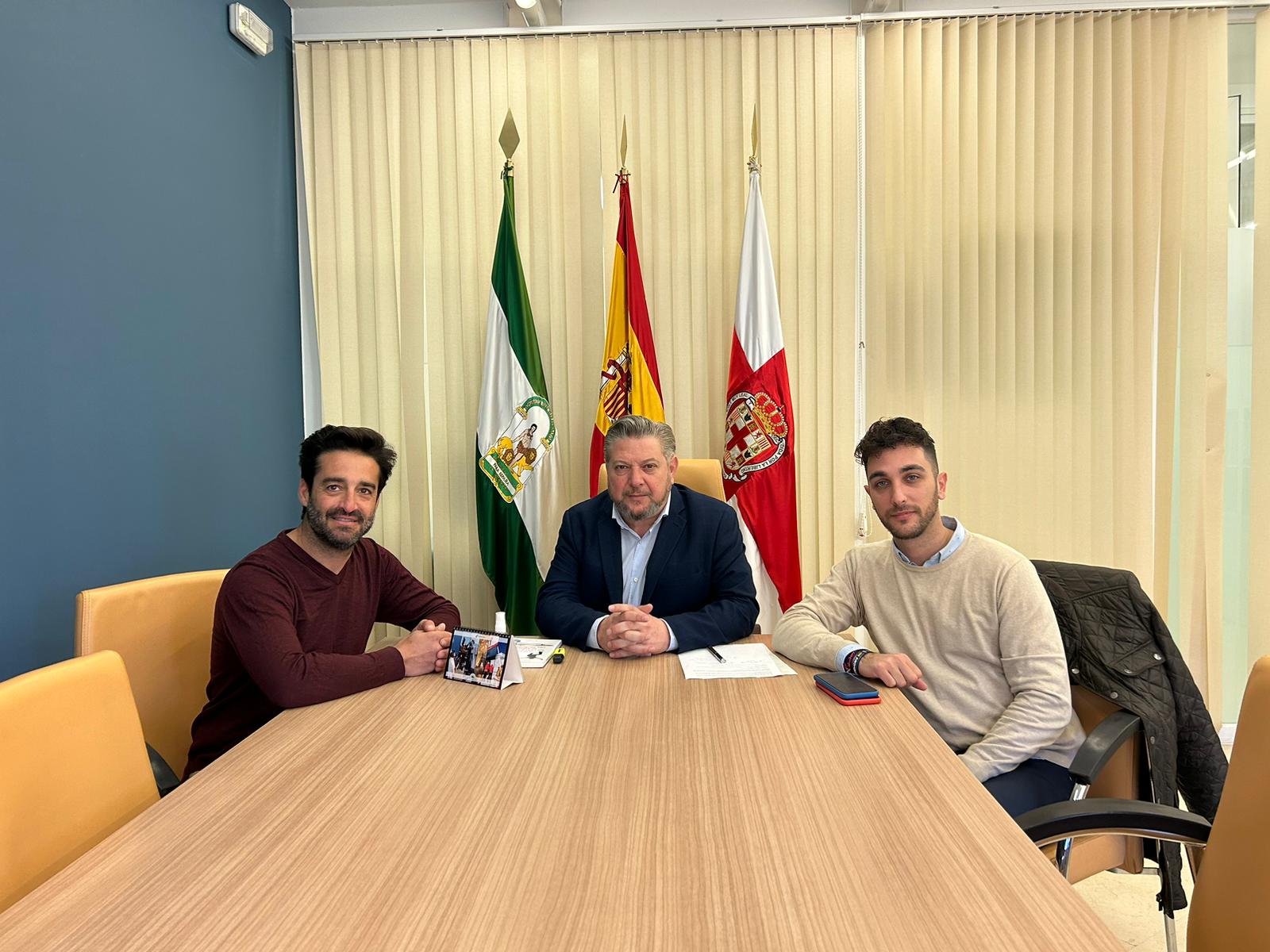 Los concejales Diego Cruz y Jesús Luque desearon suerte al fotógrafo de cara al certamen. 