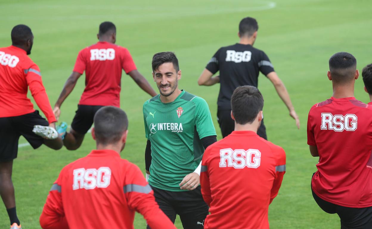 Diego Mariño, durante un entrenamiento del Sporting de Gijón. 