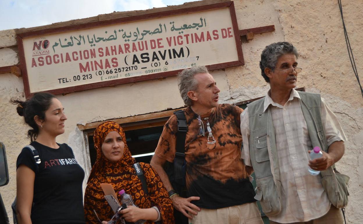 Con Aziz Haidar (derecha), presidente de la Asociación de Víctimas de las Minas. 