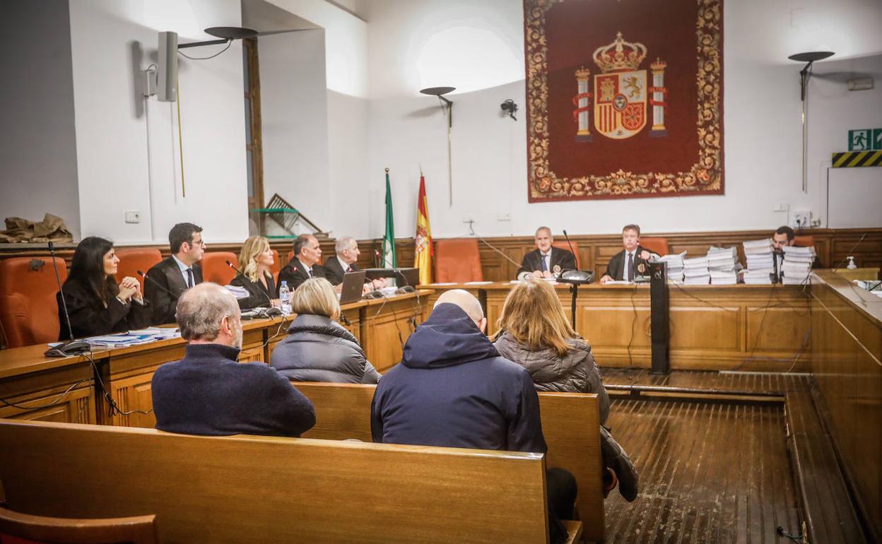 Los cuatro acusados, en el banquillo de la Audiencia, durante la sesión inicial del juicio. 