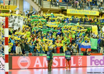 Imagen secundaria 1 - La hinchada del Inter acompaña a su equipo.