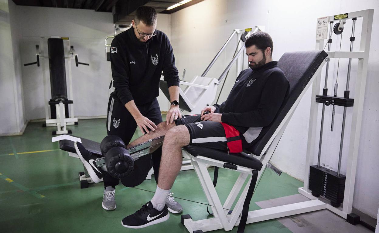 Maye busca el tono físico junto a Sergio Sánchez 'Pinzas'.