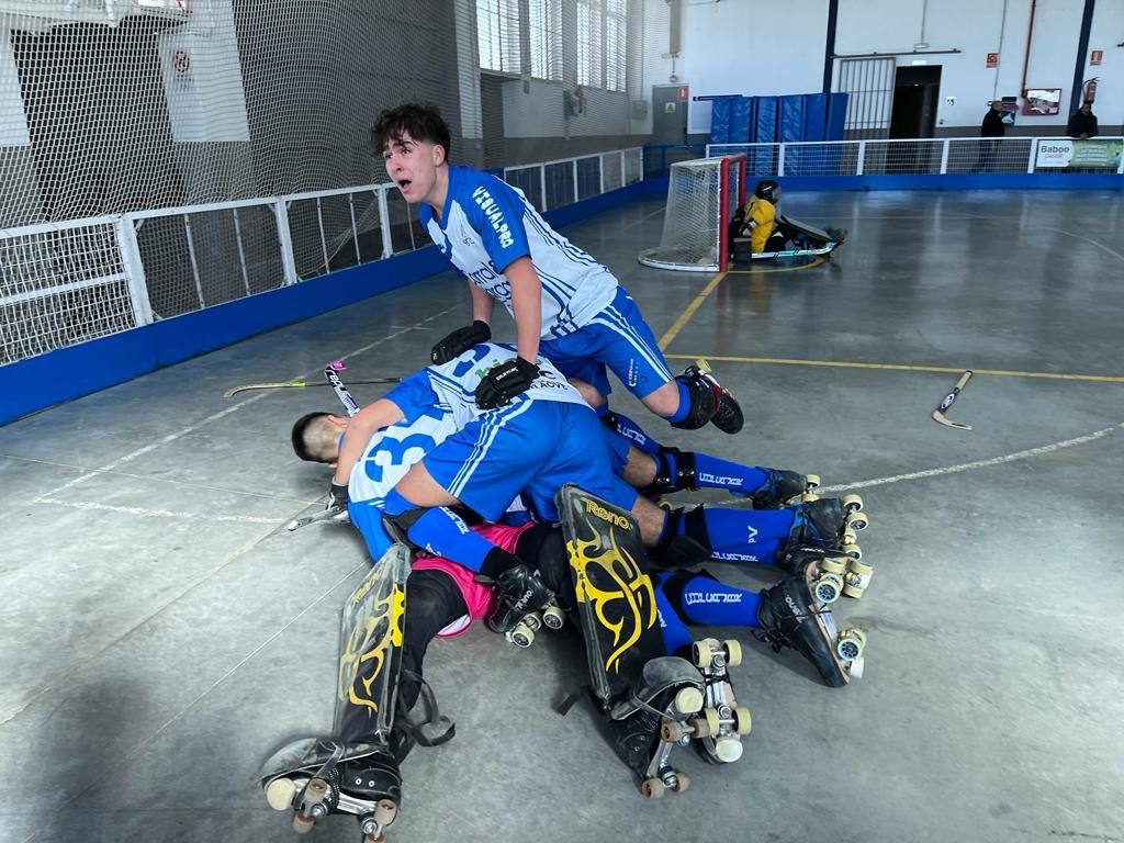 Los jugadores del CHP Cájar celebran un gol. 