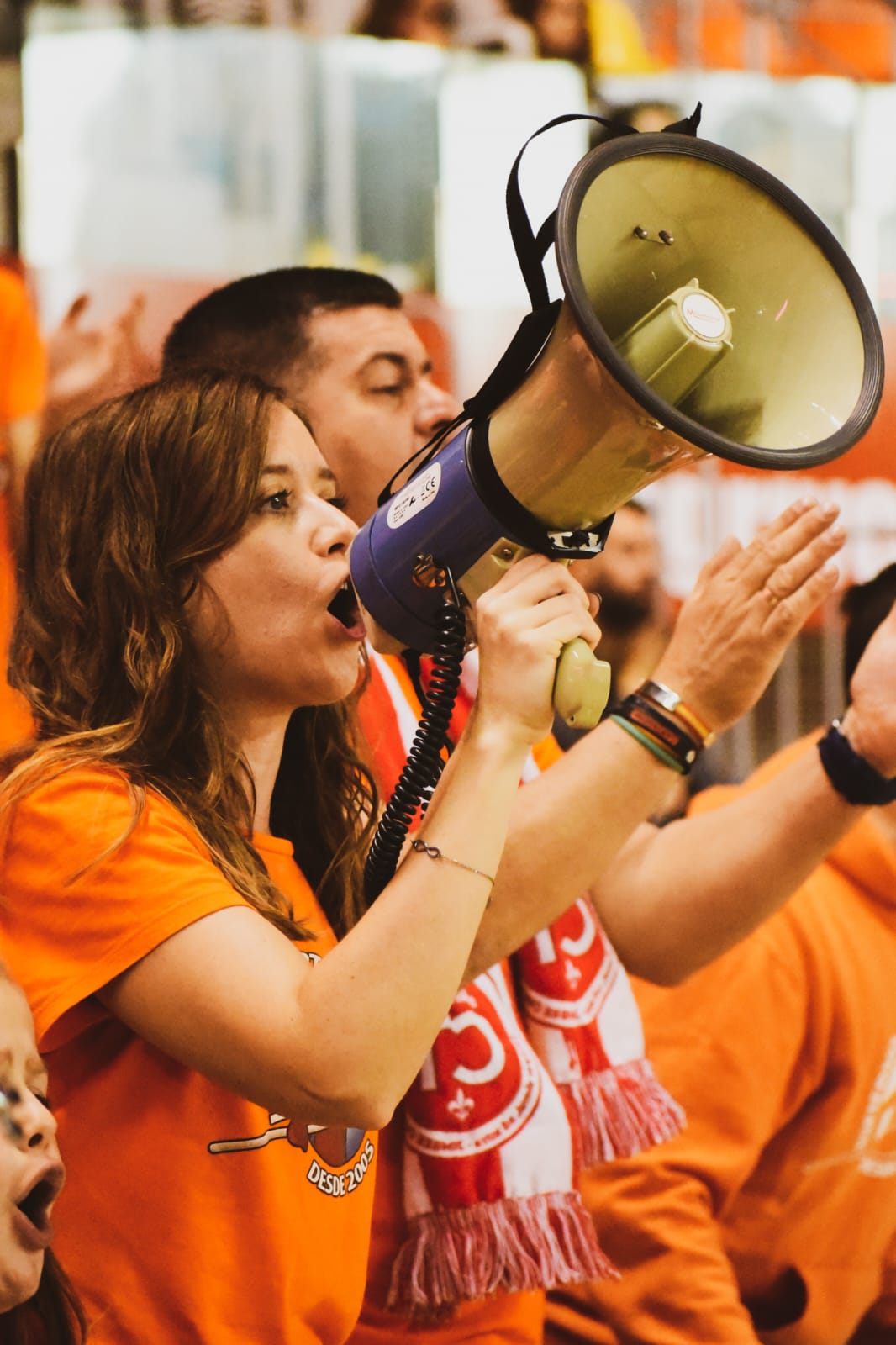 Mari Ángeles anima al Cartagena con su habitual megáfono.