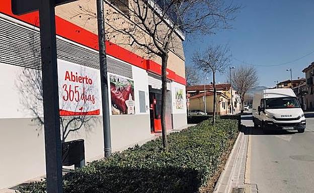 Cuatro individuos armados con cuchillos y armas de fuego atracan un súper en Maracena