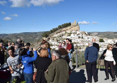Imagen secundaria 1 - El mirador National Geographic, parada obligatoria de turistas en Montefrío.
