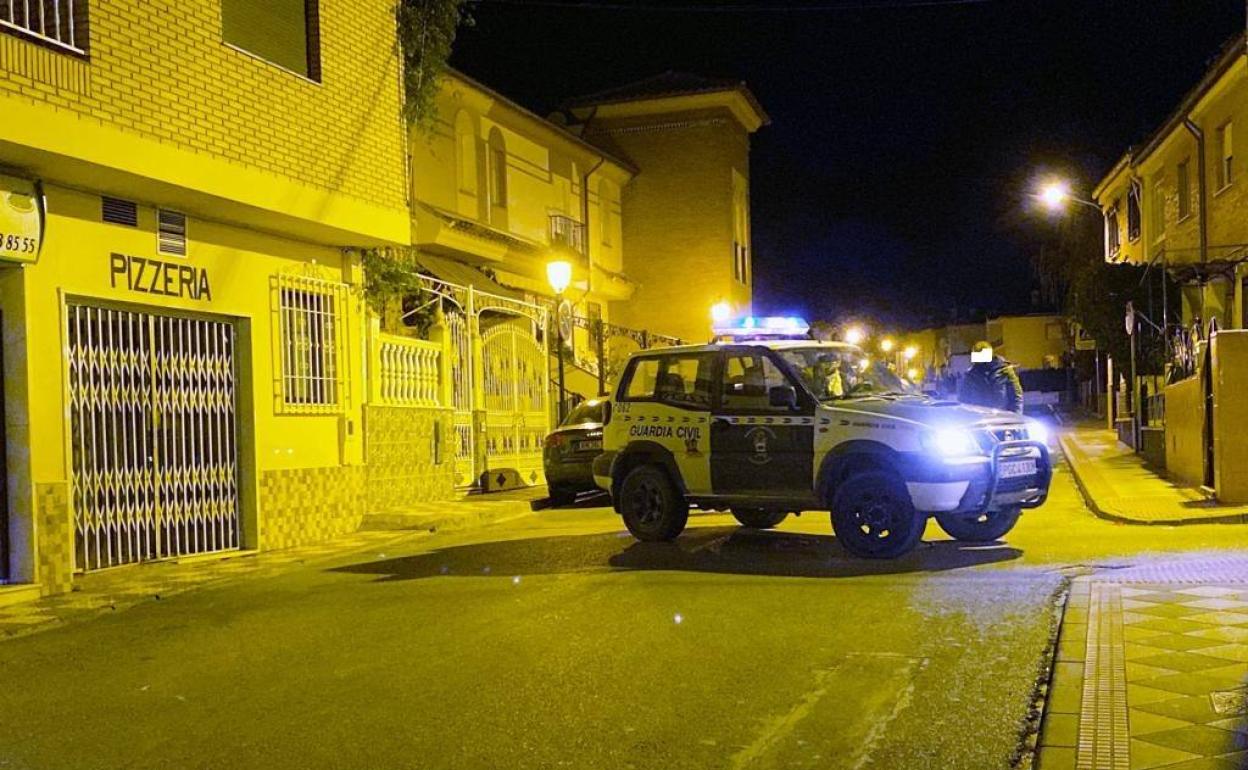 Una patrulla de la Guardia Civil en el lugar del tiroteo la noche del martes.
