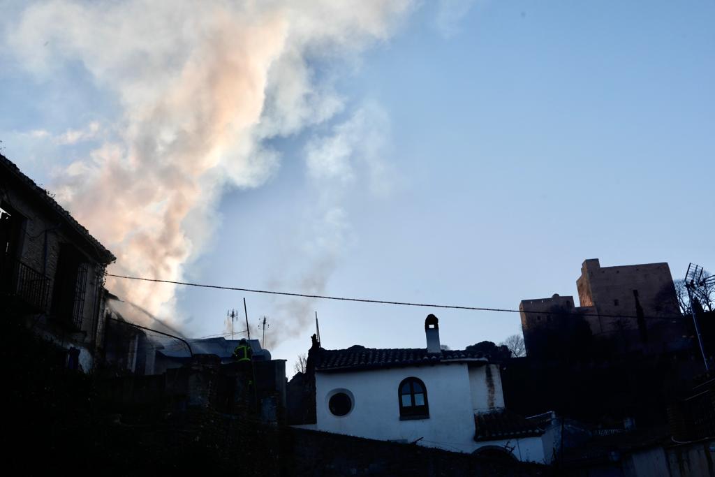 Una casa abandonada ha ardido a primera hora de este jueves a los pies de la Alhambra