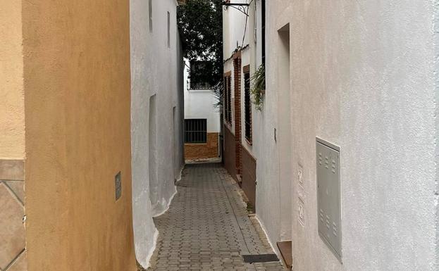 Imagen principal - En las dos primeras imágenes, vista del callejón desde dos ángulos diferentes. En la tercera, el nombre oficial de la calle.