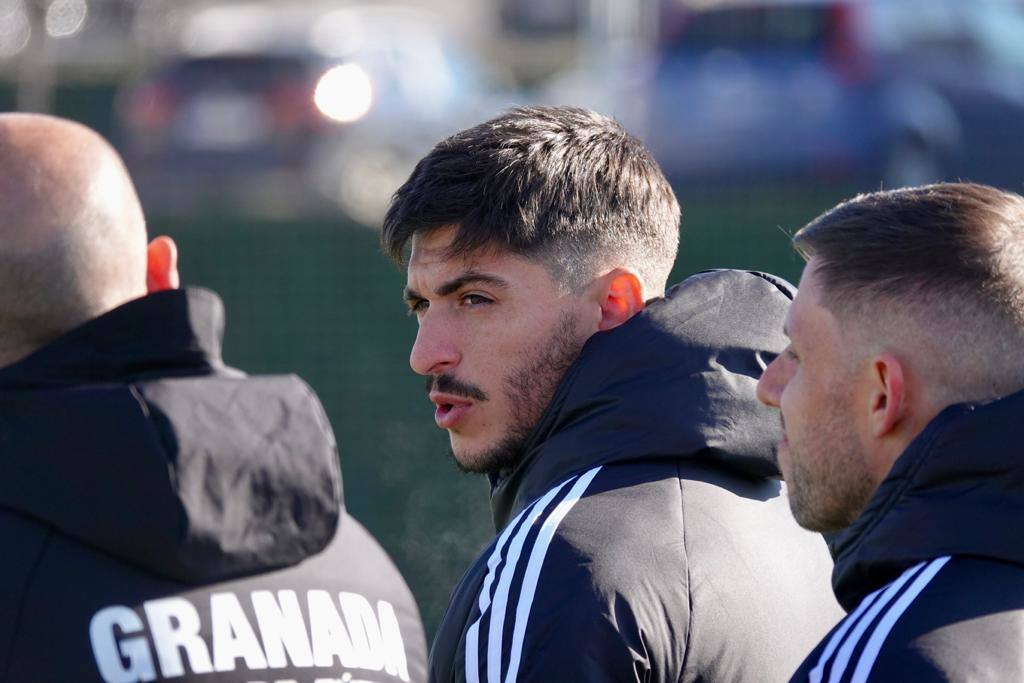 Carlos Neva, entre utilleros. 