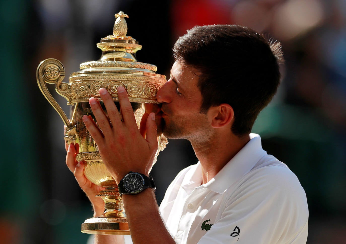 Con el trofeo de Wimbledon 2018 que ganó ante Kevin Anderson.