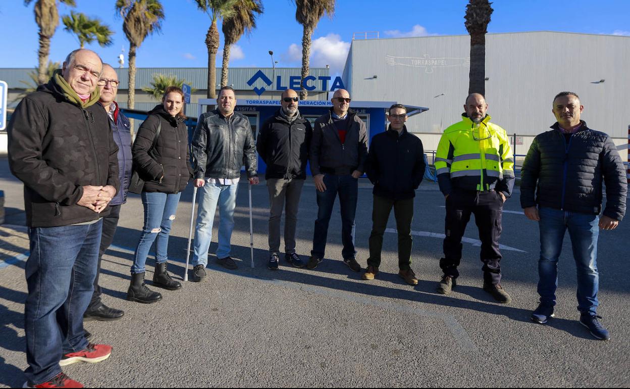 Trabajadores afectados por el ERTE en la factoría motrileña de Torraspapel. 