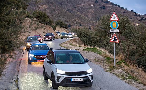 Imagen principal - La Guardia Civil regula el tráfico en El Purche.