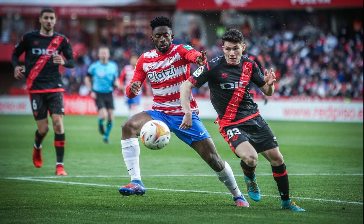 Yan Eteki, en uno de sus últimos partidos con el Granada la pasada temporada. 