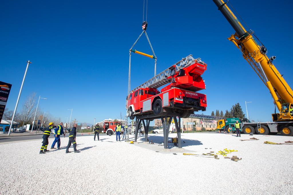 Instalación del camión en la rotonda de la Chana. 