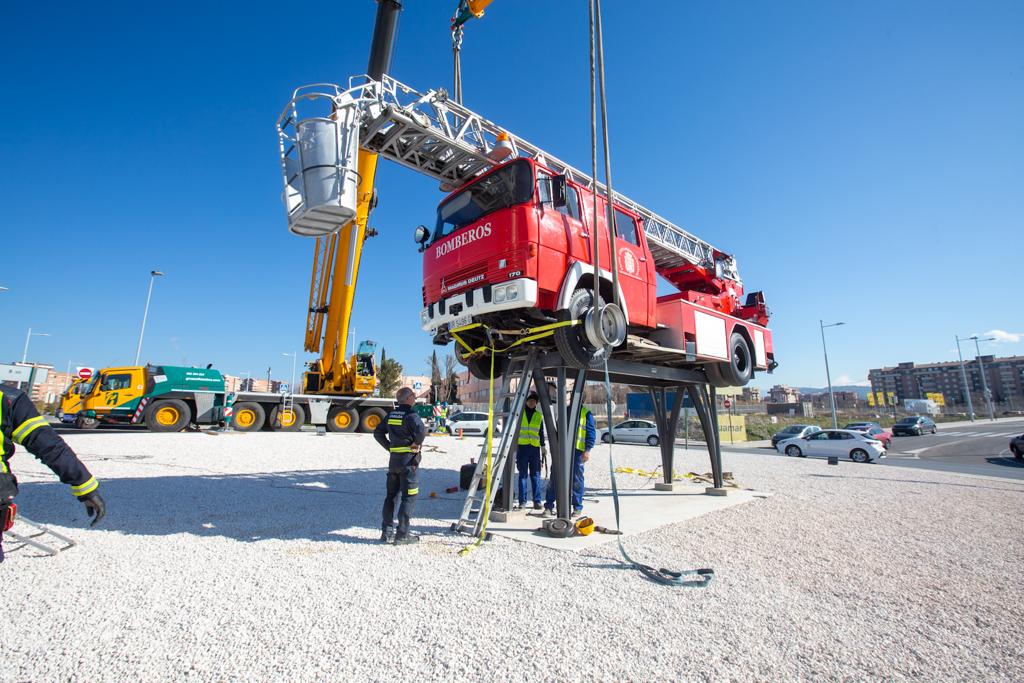 Instalación del camión en la rotonda de la Chana. 
