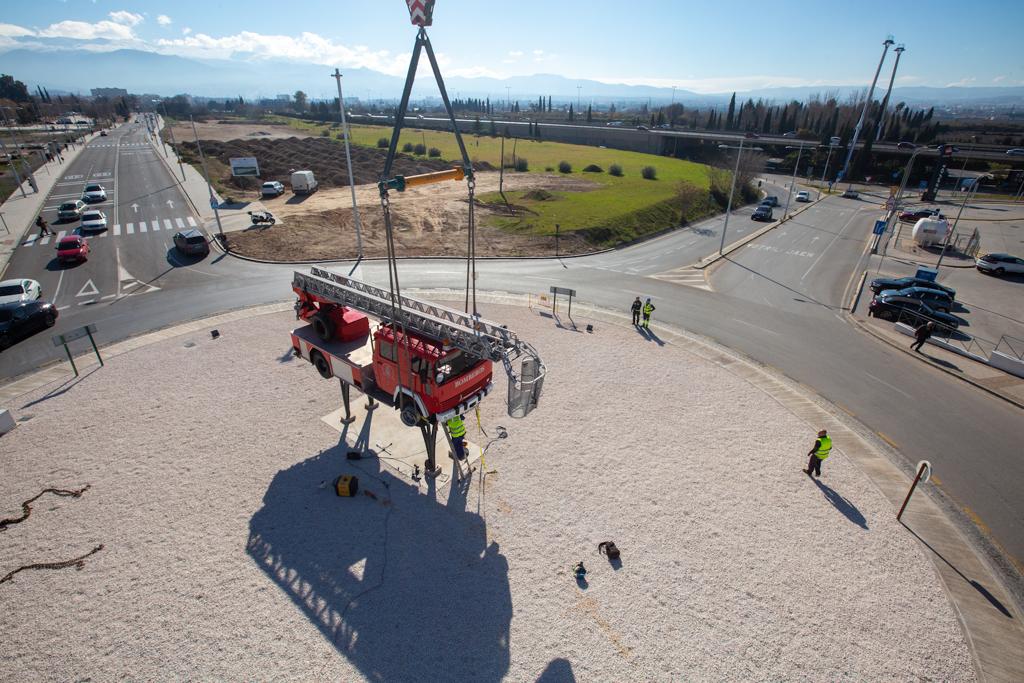 Instalación del camión en la rotonda de la Chana. 