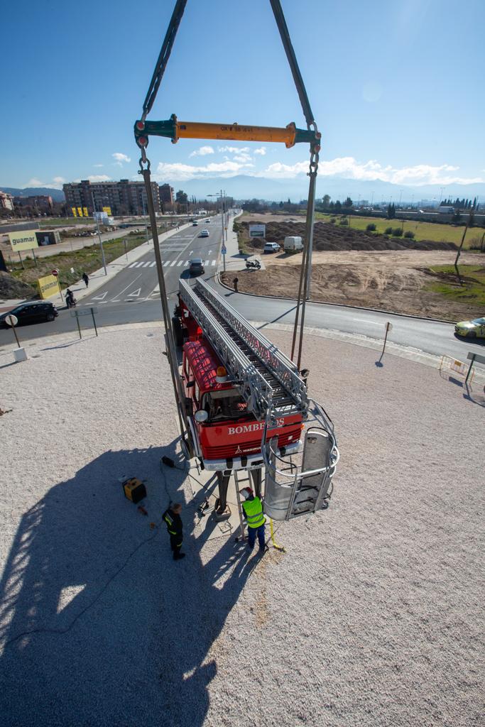 Instalación del camión en la rotonda de la Chana. 