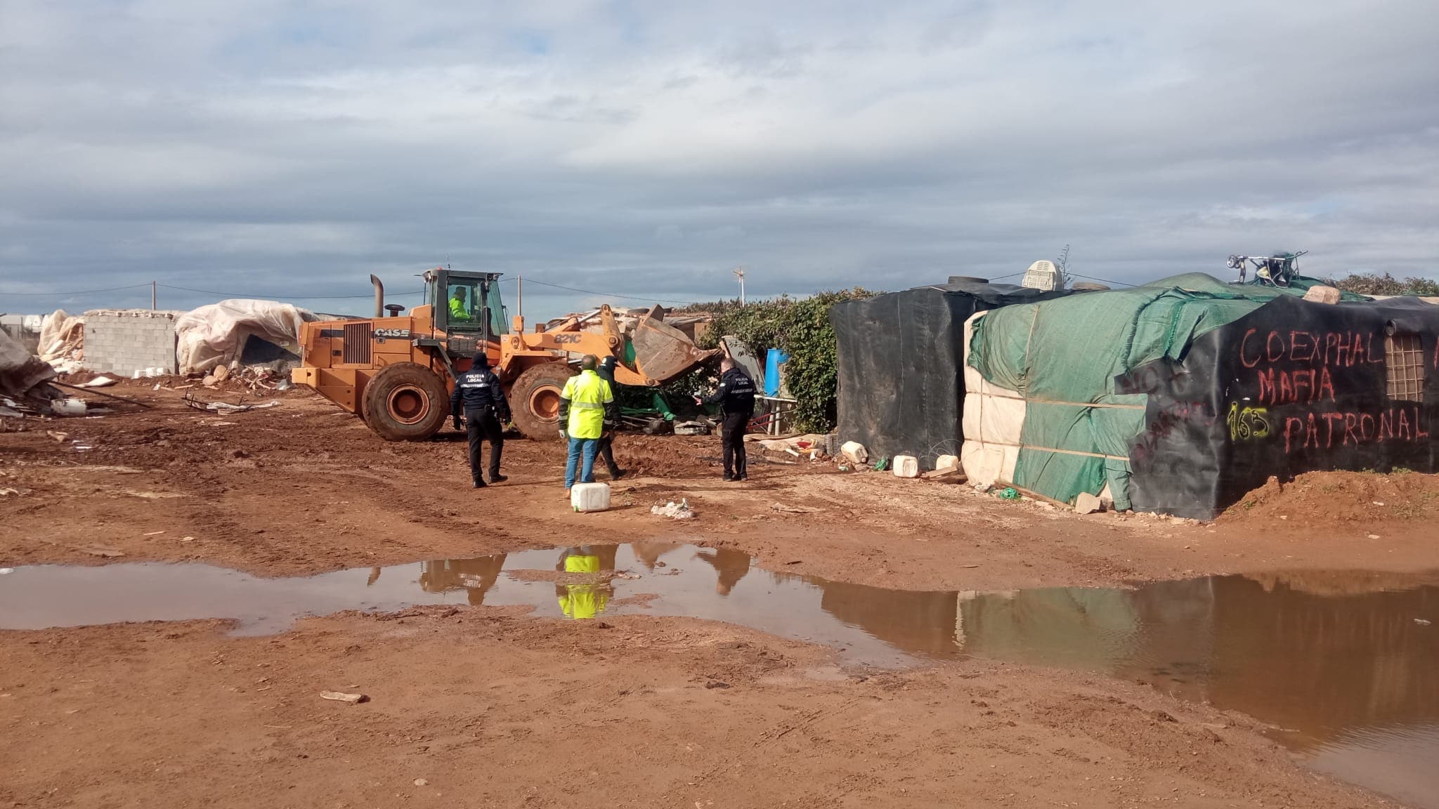 Unas 500 personas abandonan sus viviendas en el asentantamiento de Níjar para ser reubicados en una zona más segura