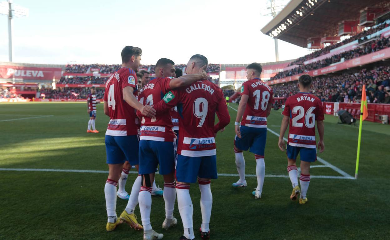 Uzuni agradece su asistencia a Callejón en uno de los festejos. 