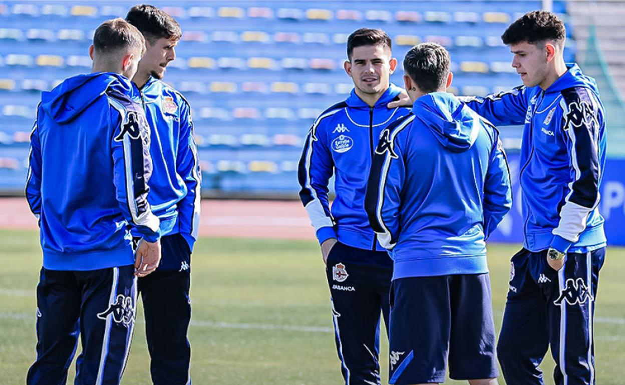 Pepe, a la izquierda, antes del inicio del partido en San Fernando con sus nuevos compañeros. 