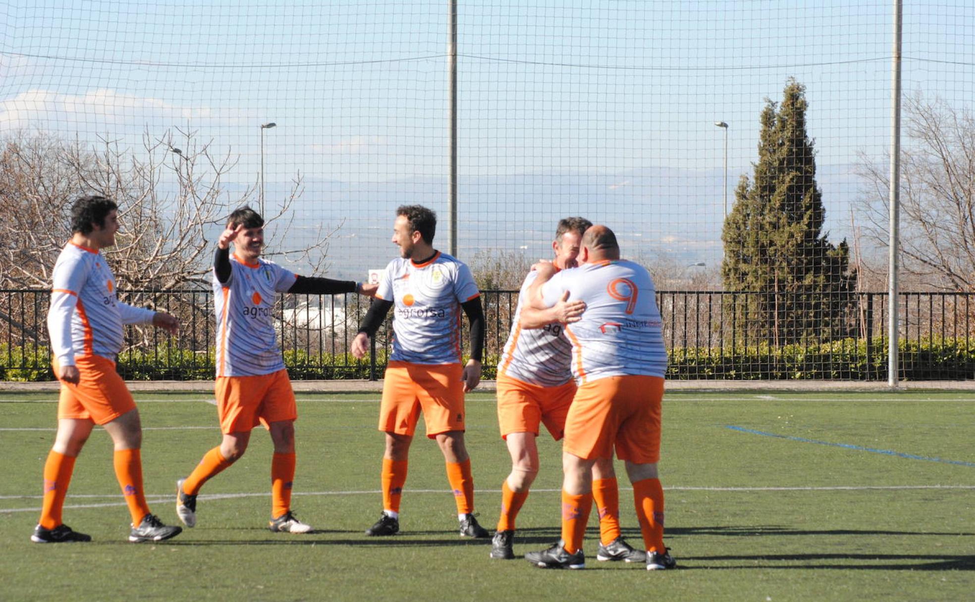 El Huétor Tájar celebra uno de los goles del empate a tres ayer ante Aprosmo de Motril, en el Cerrillo de Maracena. 