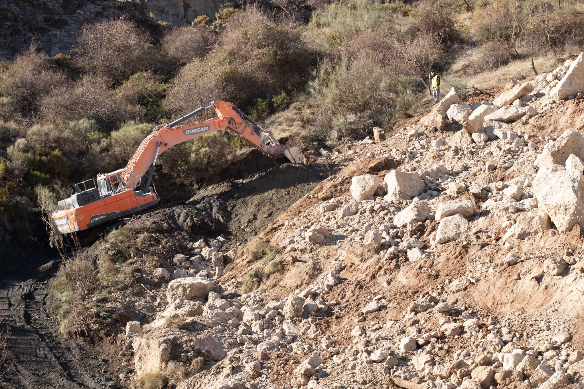 Sigue cortada la A-395 que da acceso a la estación de esquí por la caída de rocas en la carretera