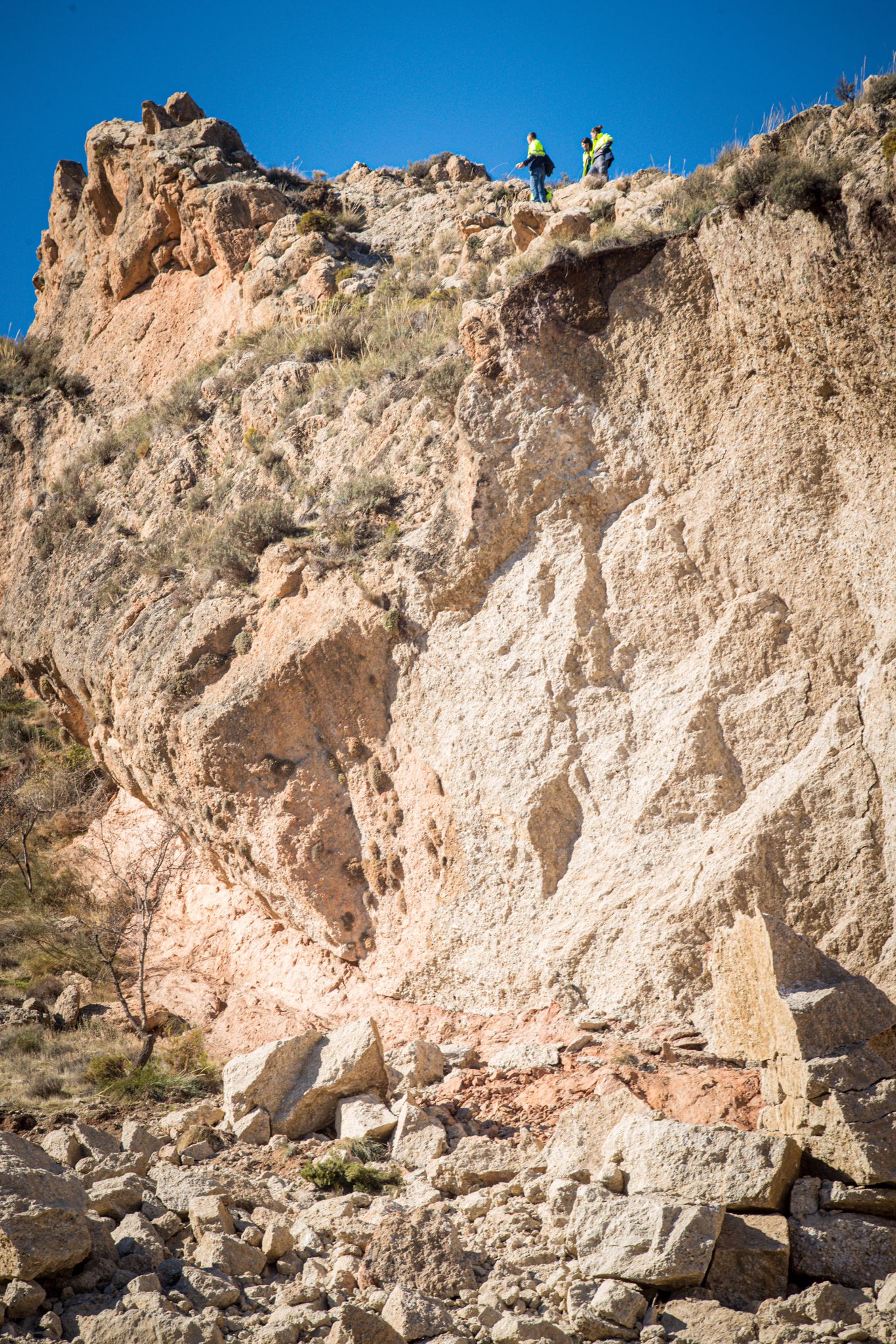 Sigue cortada la A-395 que da acceso a la estación de esquí por la caída de rocas en la carretera