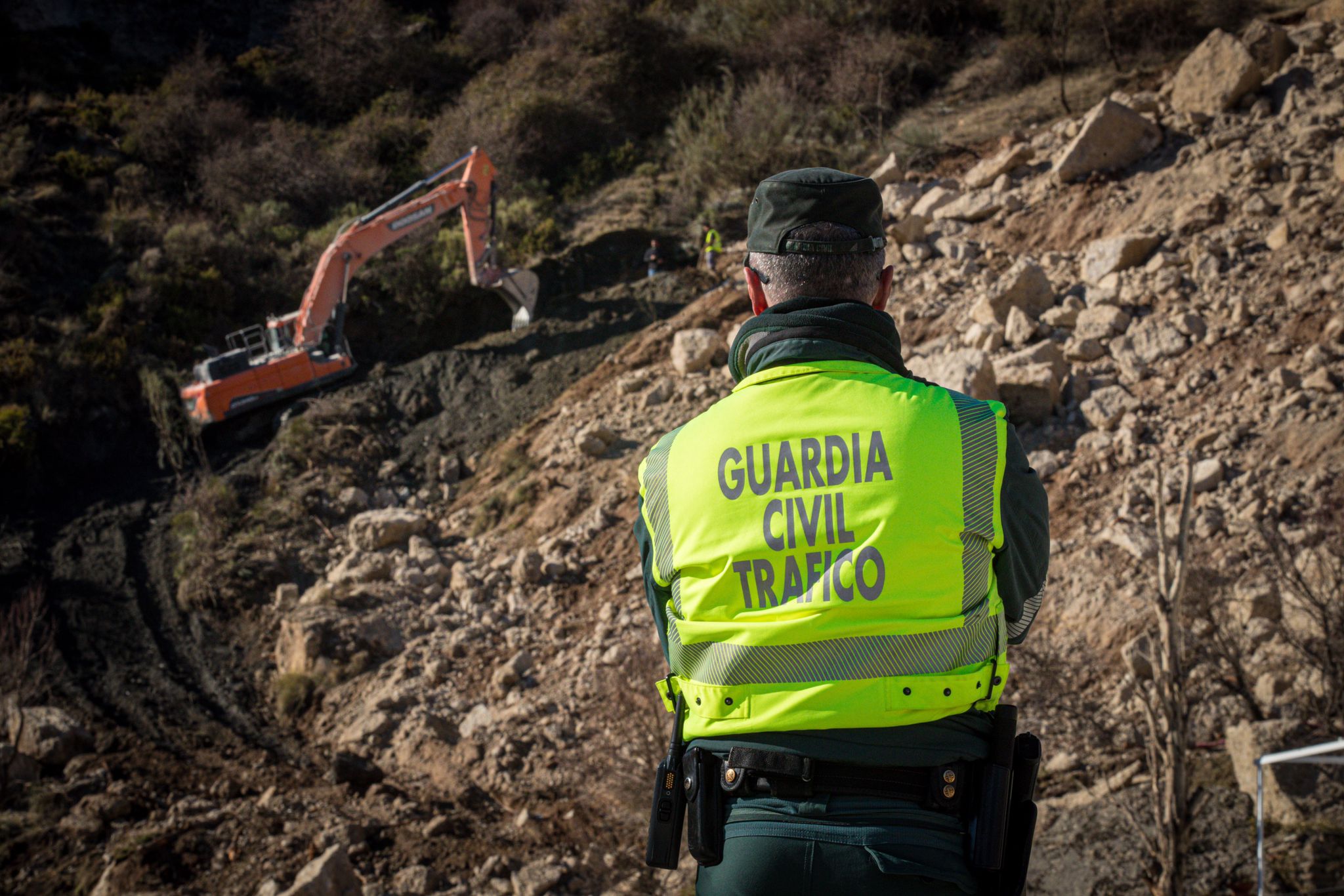 Sigue cortada la A-395 que da acceso a la estación de esquí por la caída de rocas en la carretera