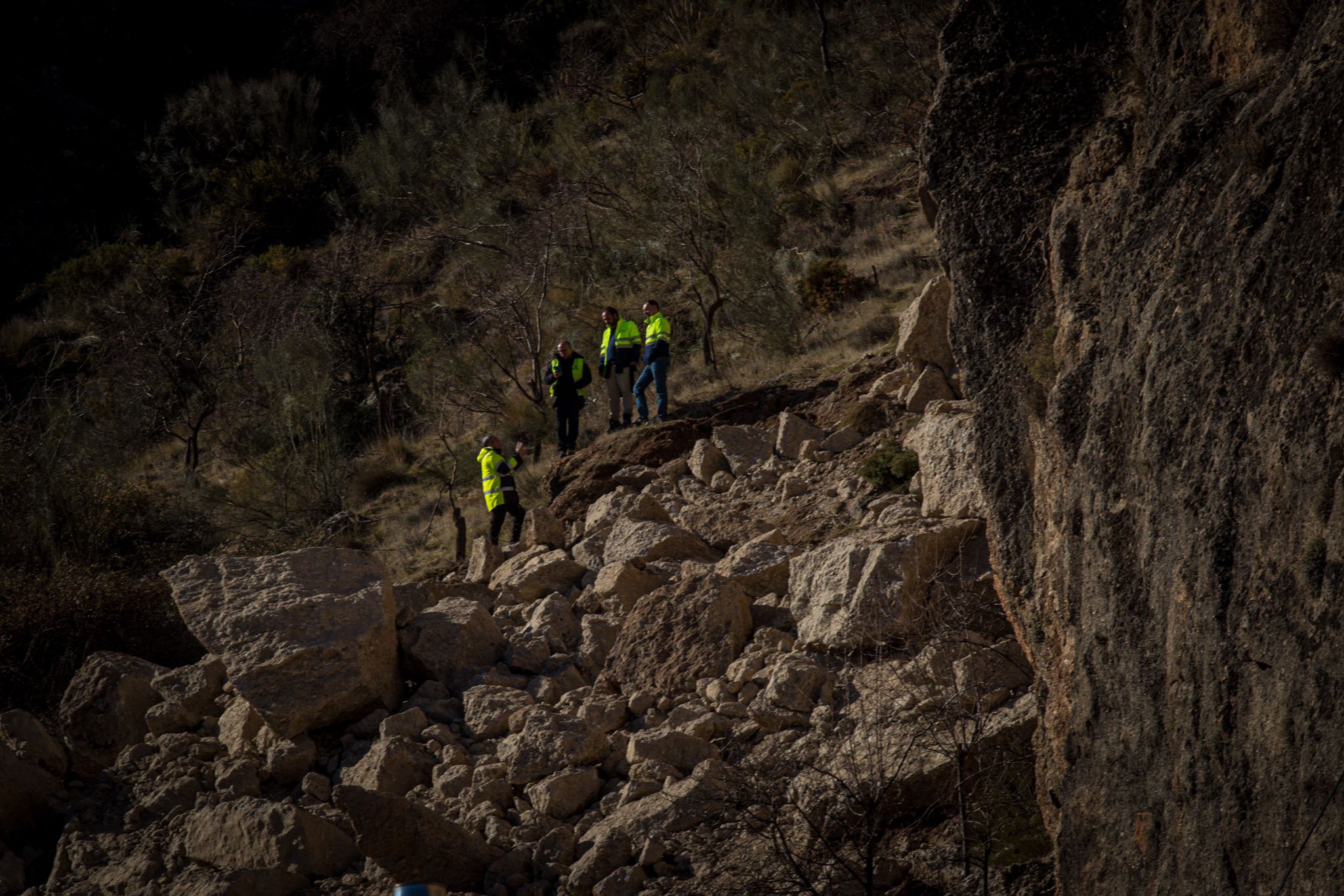 Sigue cortada la A-395 que da acceso a la estación de esquí por la caída de rocas en la carretera