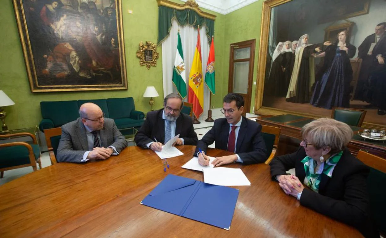 El salón de la Mariana ha acogido este martes la firma del acuerdo entre el alcalde de Granada, Francisco Cuenca, y el director del consorcio, Ángel Ibarra.