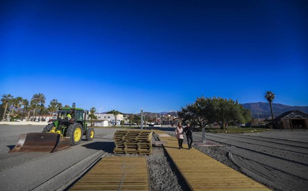 Imagen principal - Motril amplía la senda litoral en Playa de Poniente y el límite con el puerto