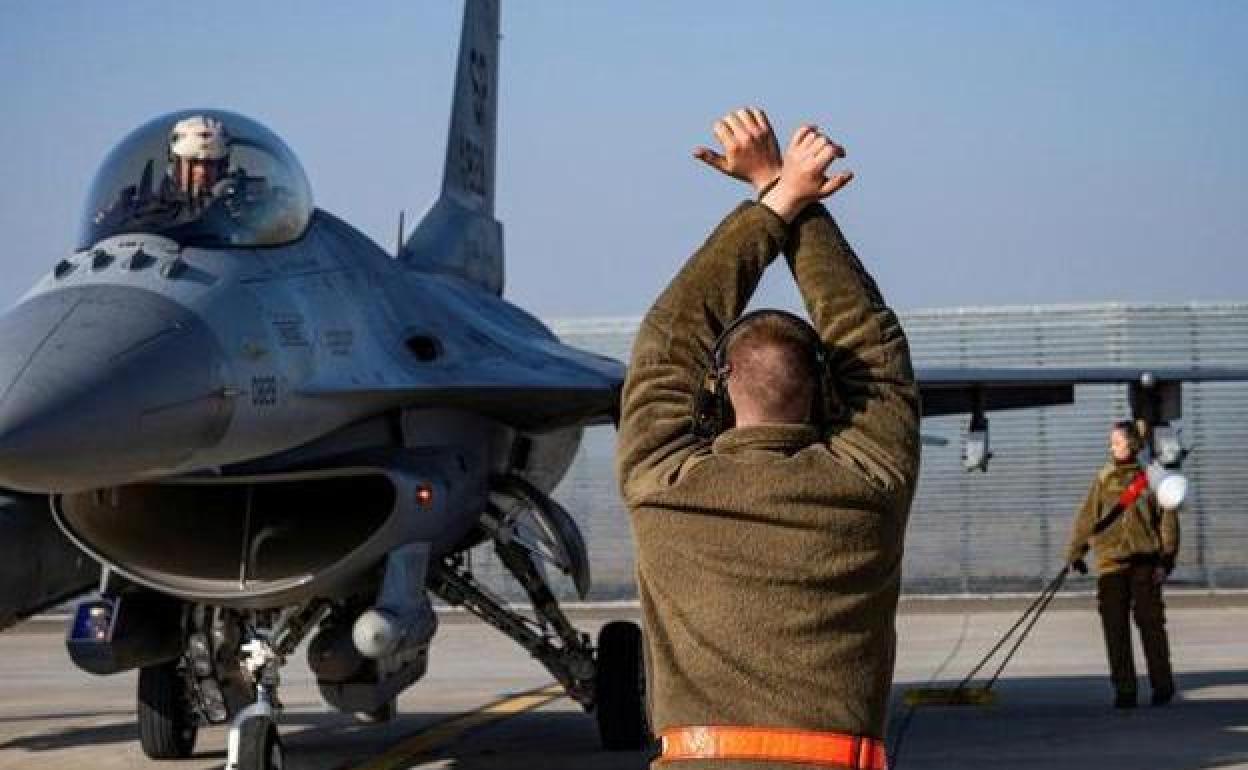 Un caza F16 durante un ensayo en una base aérea de Rumanía