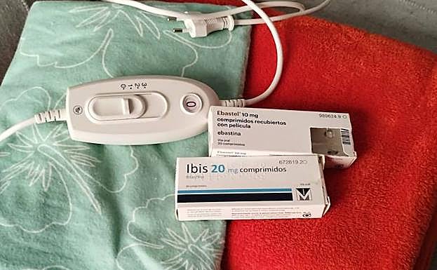 La manta eléctrica y los antihistamínicos con los que Beatriz combate la urticaria a frígore. 