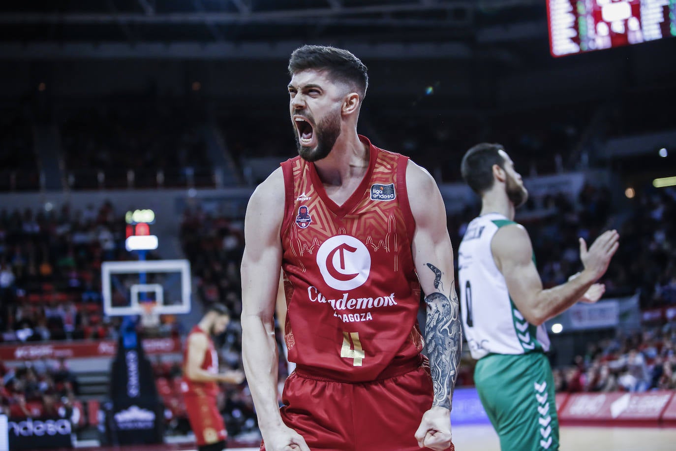 Santi Yusta celebra una canasta del Casademont Zaragoza ante el Betis. 