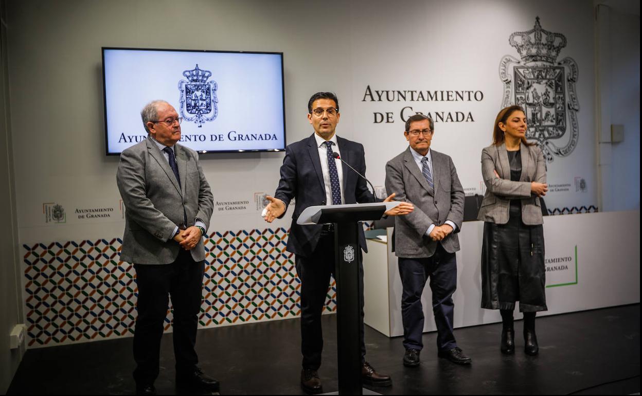 Representantes de la Junta, el Ayuntamiento y la Diputación, el lunes pasado, antes de la reunión con los regidores metropolitanos.