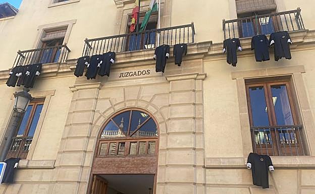 Togas colgadas este miércoles en el edificio judicial de Plaza Nueva, en la capital granadina. 